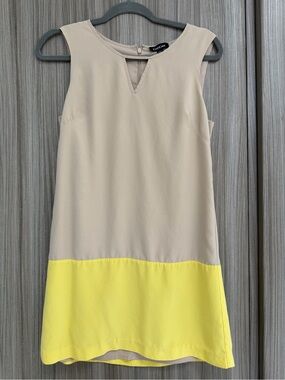 bebe Neutral-Tone Label Slip
